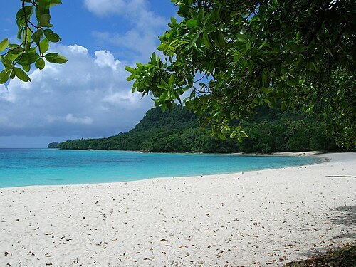 Champagne Beach Espiritu Santo Vanuatu – emerald water and white sand
