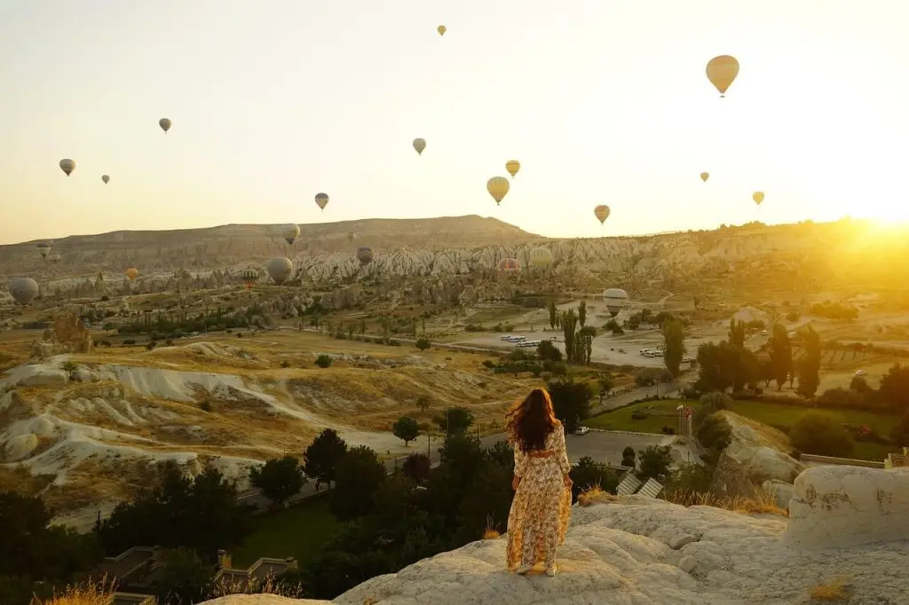 Hot air balloons over Cappadocia fairy chimneys – Turkey travel guide