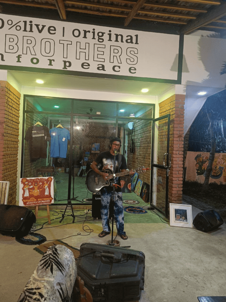 Live musician performing at Fat Burn Grill & Salads, Talalla — an unforgettable atmosphere under the stars