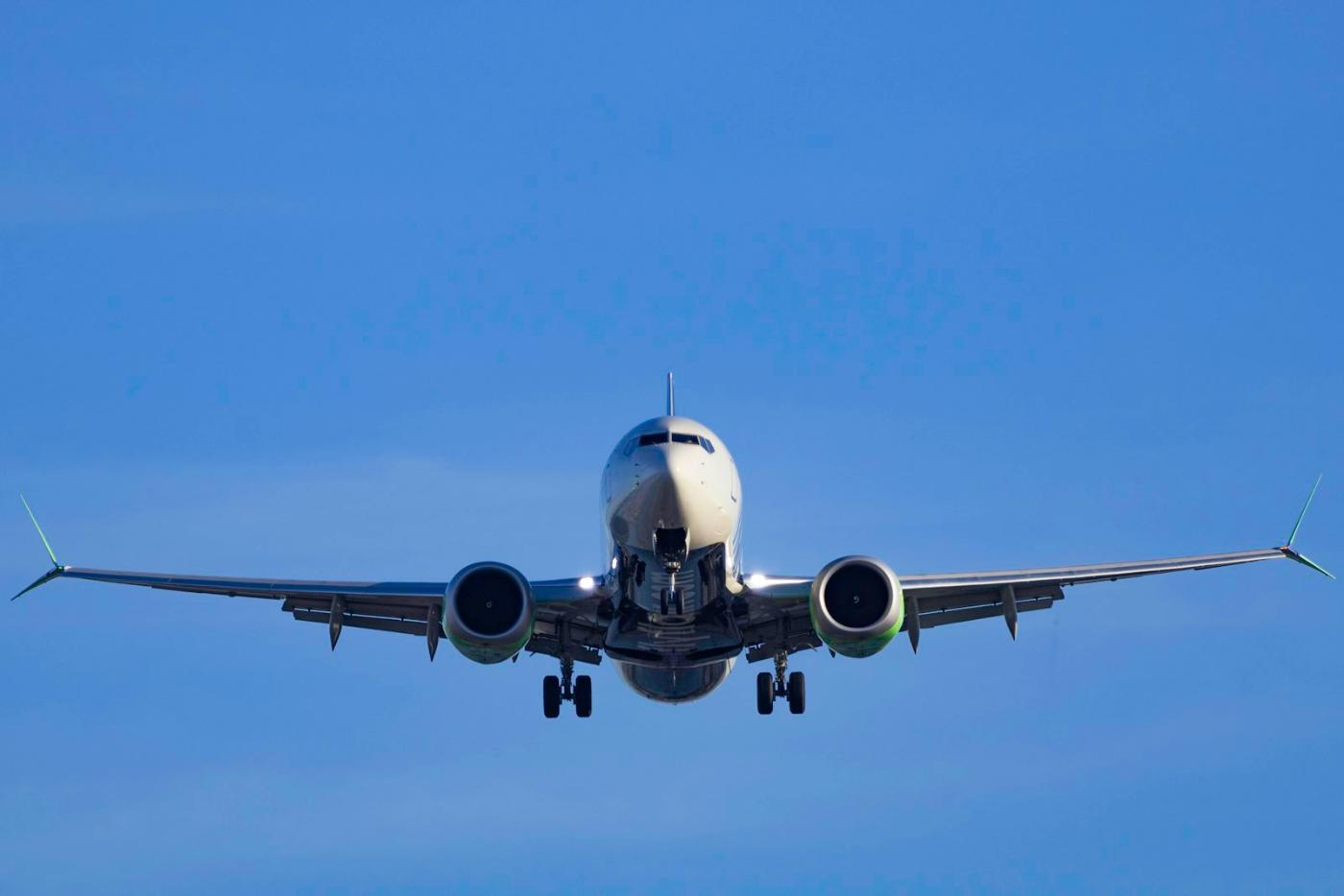 Commercial aircraft on approach, one of the low-cost carriers compared in this low-cost vs premium airlines guide