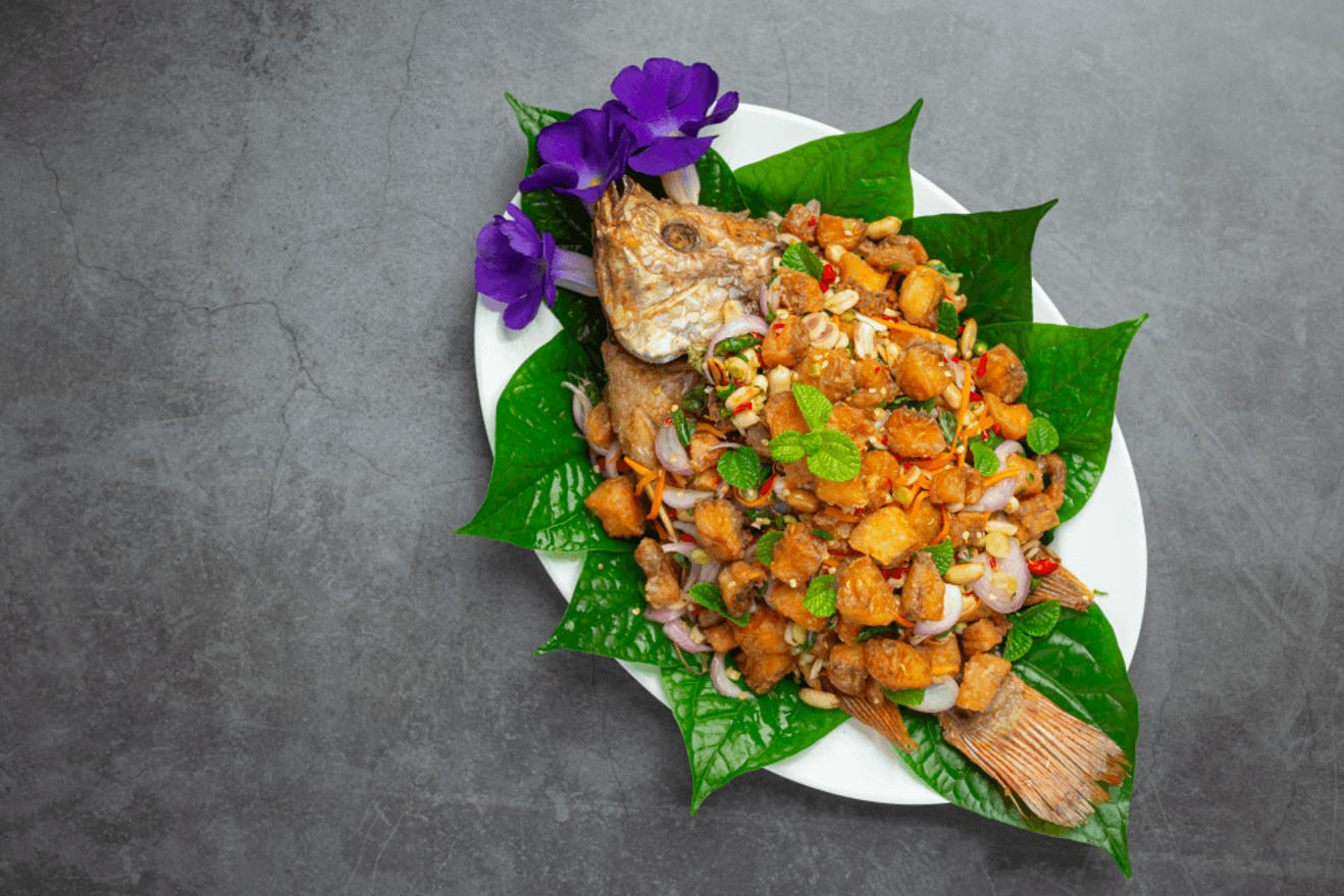 Traditional Seychellois grilled fish with Creole salad, served on tropical leaves — a budget-friendly local meal in Mahé