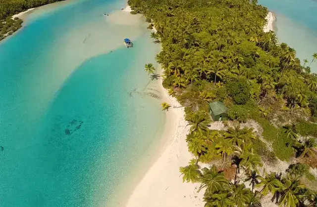 One Foot Island Aitutaki – tiny sandbar in turquoise lagoon