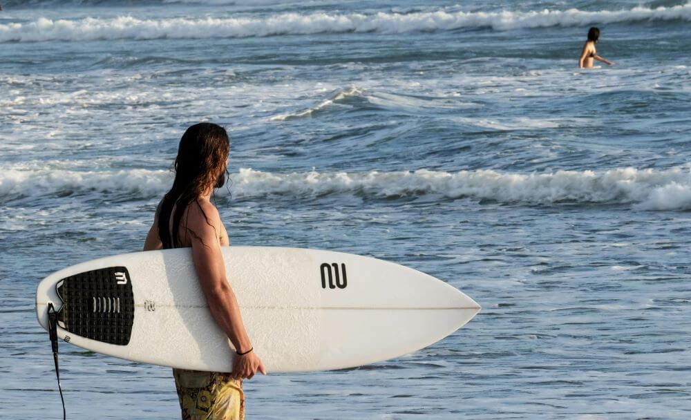 Performance shortboard with thruster fins — built for sharp turns, tubes and powerful waves